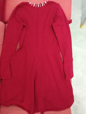 Tenké pulóvrové šaty s perličkami, s