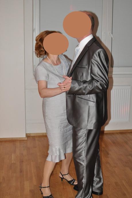 Raz oblecene slavnostne saty, 42