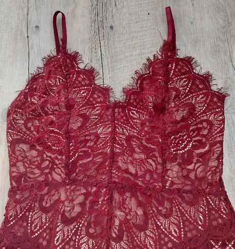 Bordové čipkované šaty, s