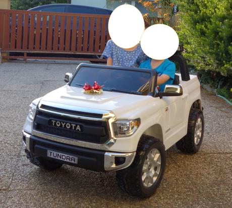 Auto pre dve deti zn.toyota ekektrické,