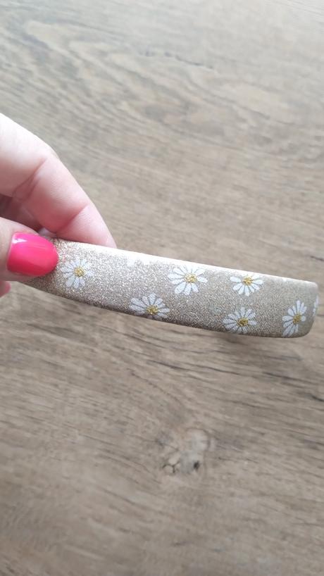 Trblietavá kvietková čelenka,