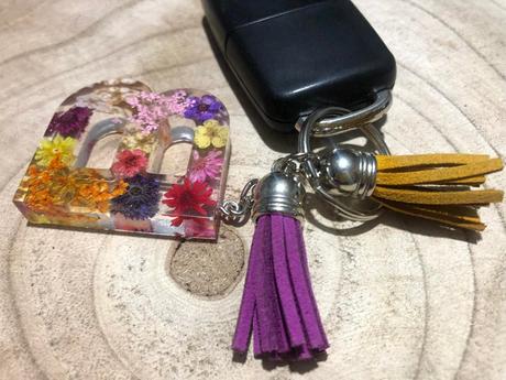 Ručne vyrobené živicové kľúčenky, 