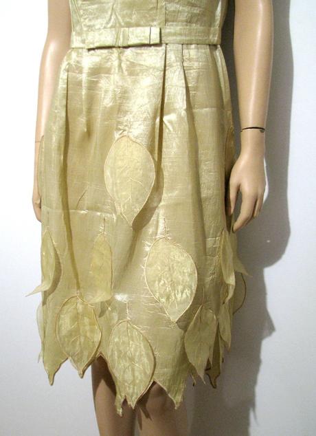 Zlatisté šaty s lístkami, 40