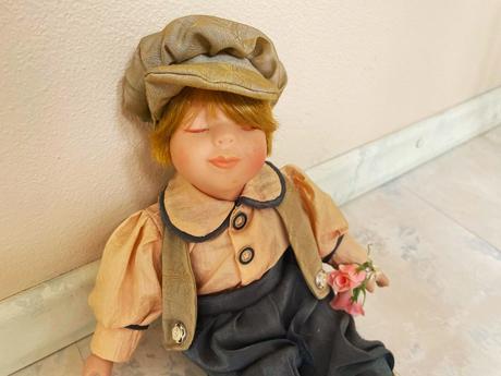 Starožitnosť - porcelánový chlapček, 