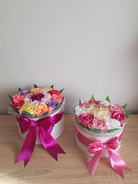 Boxíky plné saténových ruží, 