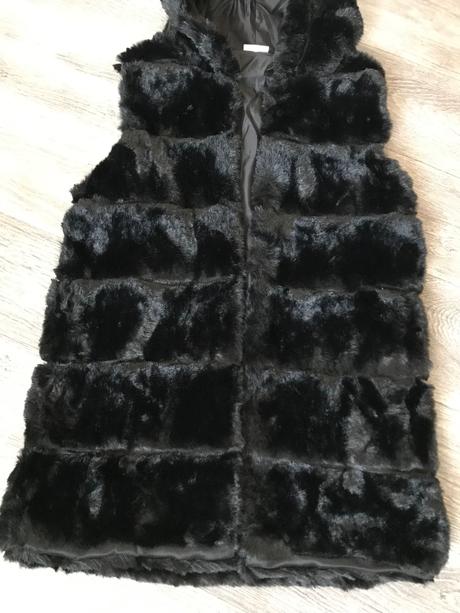 Dlhšia kožušinková vesta s kapucňou, s