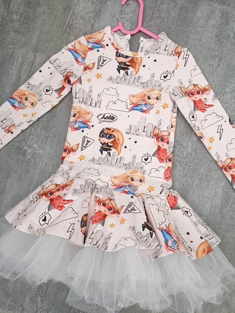 Superhrdiské šaty, 110