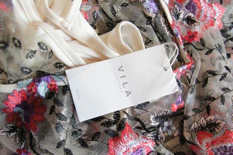 Vyšívané kvetované šaty vila, s