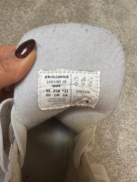 Dievčenské ľadové korčule, crowned,34