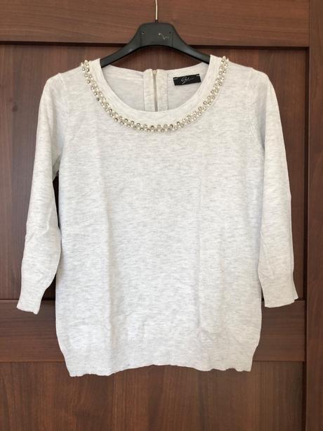 Sivy pulover s aplikaciou, s