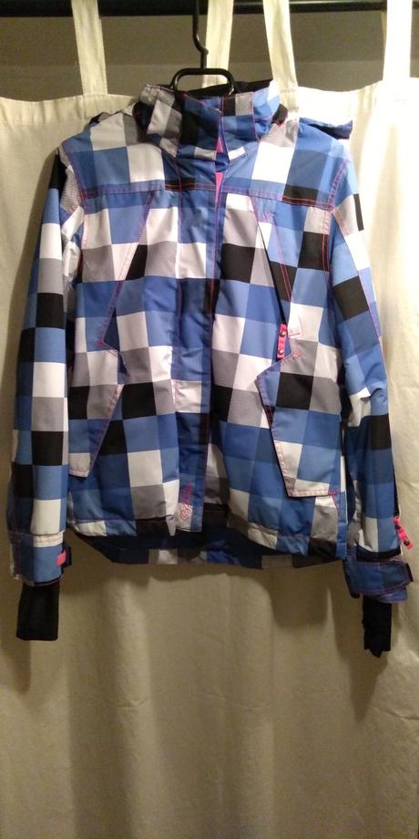 Vetrovka na zimné športy, ale aj na bežné nosenie, s