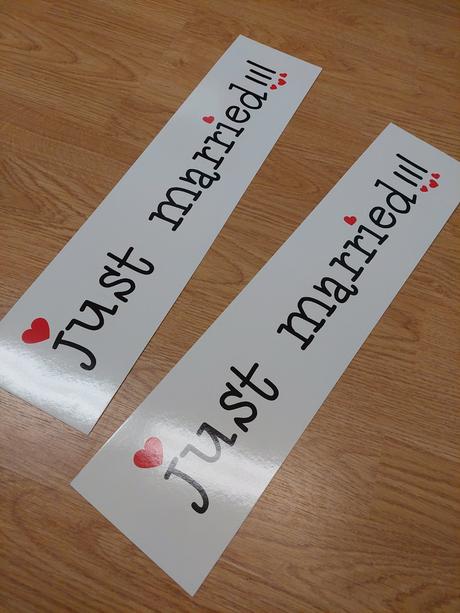 Svadobné špz s napisom just married, 
