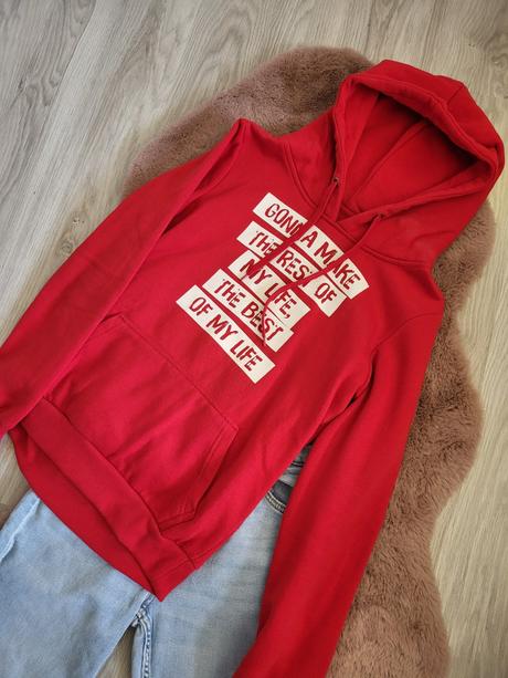 M červená mikina, gate,m