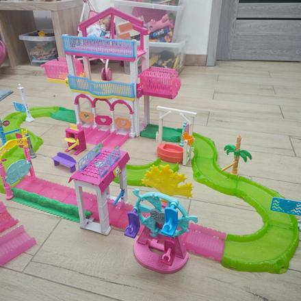 Dostihová dráha aj so samochodiacimi konikmi, 