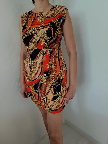 Dámske šaty so zaujímavým vzorom, m