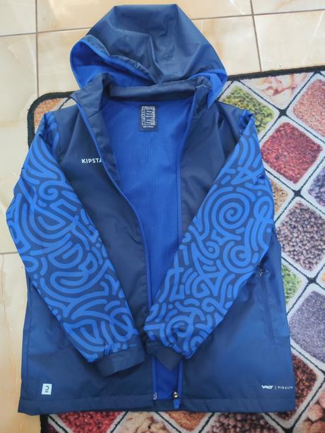 Malo nosena futbalova nepremokava bundicka, decathlon,140