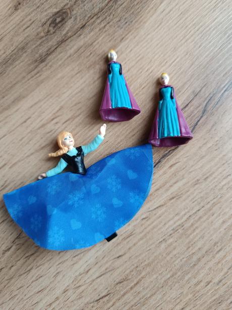 Postavicky dievcenskych kinder a frozen, 