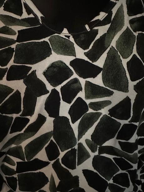 Zeleno biely top so vzorom a výstrihom zn. magenta, l / m