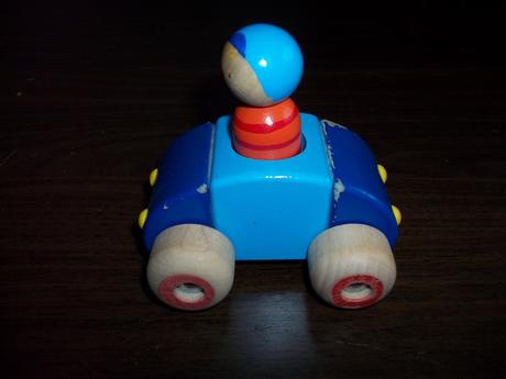 Drevené autíčko s panáčikom,