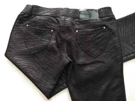 Čierne nohavice so zaujímavým vzorom s poštovným, 30