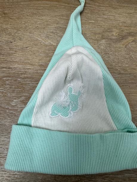 Vrúbkovaná čiapka so zajačikom, 62