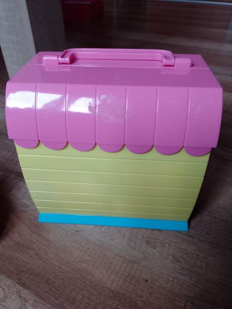 Domček s bábikou a autom, 