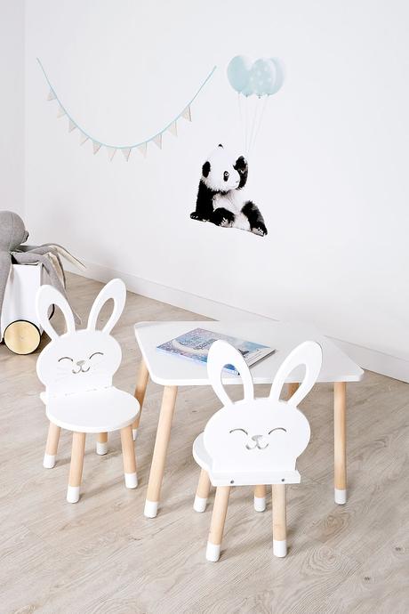 Biely stolík so stolickami, 