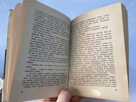 Kniha- mŕtvy chytá živého,