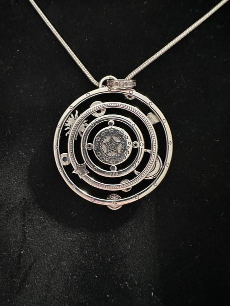 Strieborný medailón vesmírna energia, 