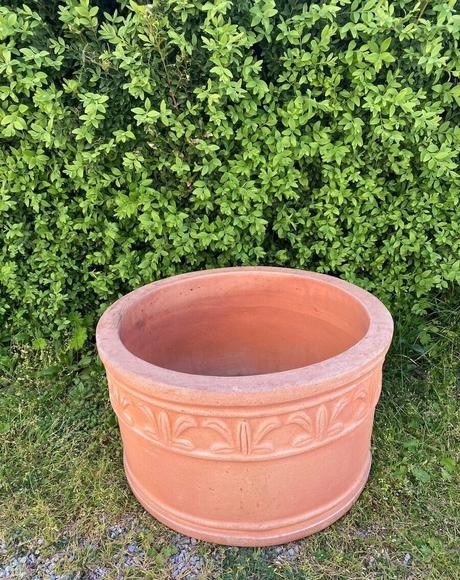 Terakotový kvetináč s ornamentom, 