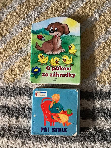 Leporelá pri stole a o psíkovi zo záhradky, 