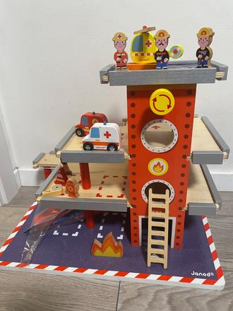 Drevena hasicska zbrojnica a garaz s doplnkami,