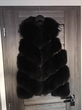 Krasna prava vesta z polarnej lisky, s