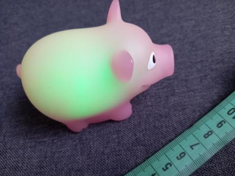 Vibovit ružové prasiatko svieti a vydáva zvuky, 