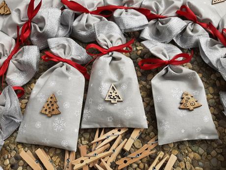 Adventný kalendár - sivý s červenými stuhami., 