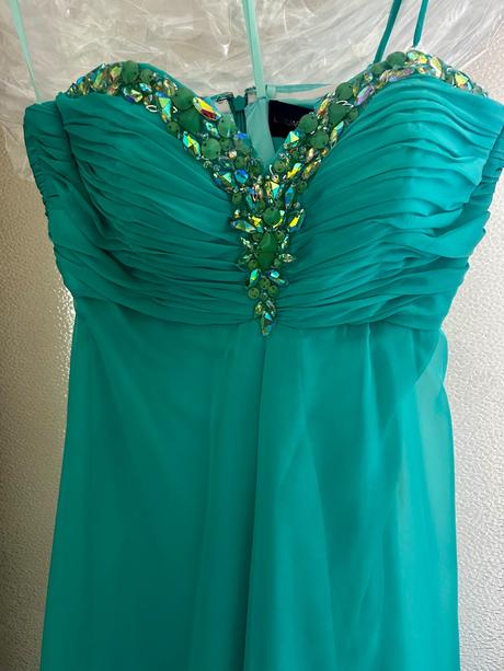 Krásne spoločenské šaty, s