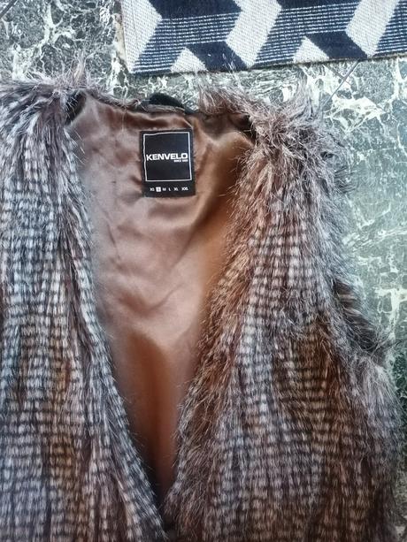 Vesta  s kozusinou, s, kenvelo,s