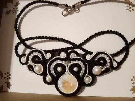 Sutaškový náhrdelník,