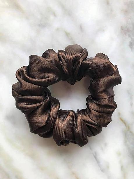 Saténová gumička scrunchie hnedá, 