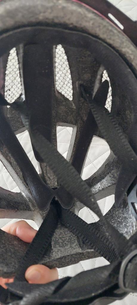 Darujem k nákupu cyklo prilbu, s