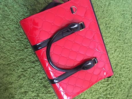 Červená kabelka do ruky, 