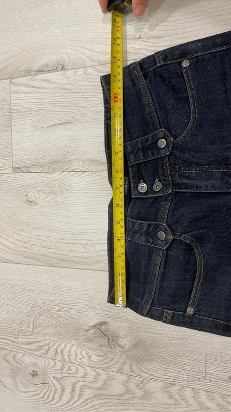 Obtiahnuté džínsy, 34