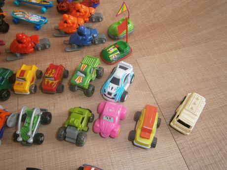 Kinder hračky(cena za ks), 