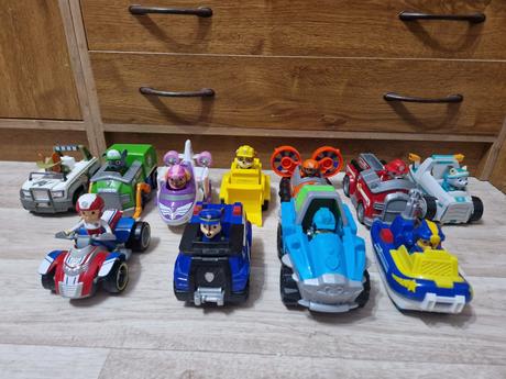 Paw patrol centrála + 11 autíčok,