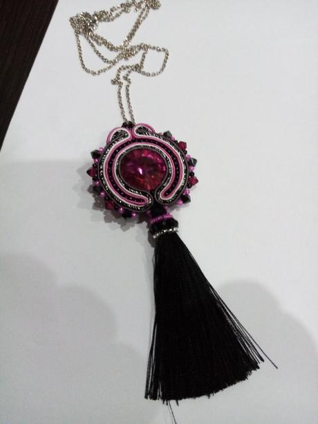 Sutaškový náhrdelník,