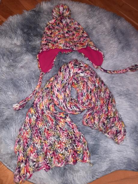 Krásny kompletík čiapka a šál 134/140, 140