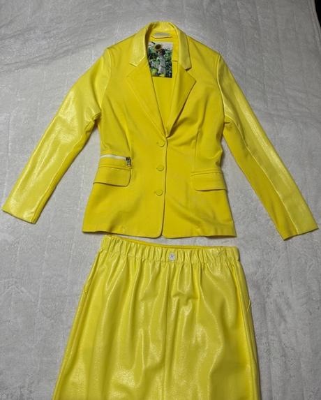 Nádherný kombinovaný žltý sukňový kostým magenta, l / m