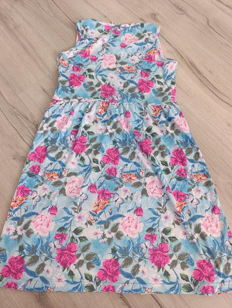 Krásne kvietkované šaty, gate,s