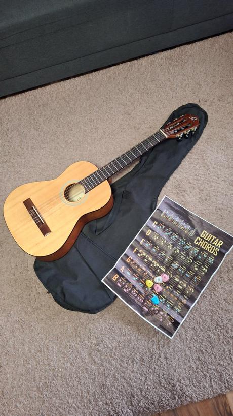 3/4 gitara, guitalele admira,