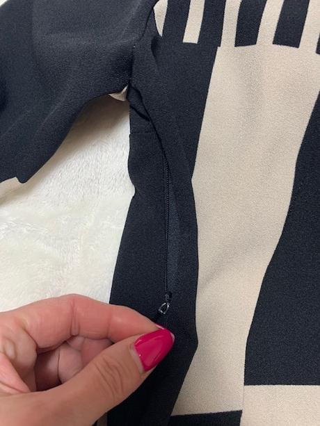 Béžovo čierne elegantné šaty s volánom zn. magenta, m